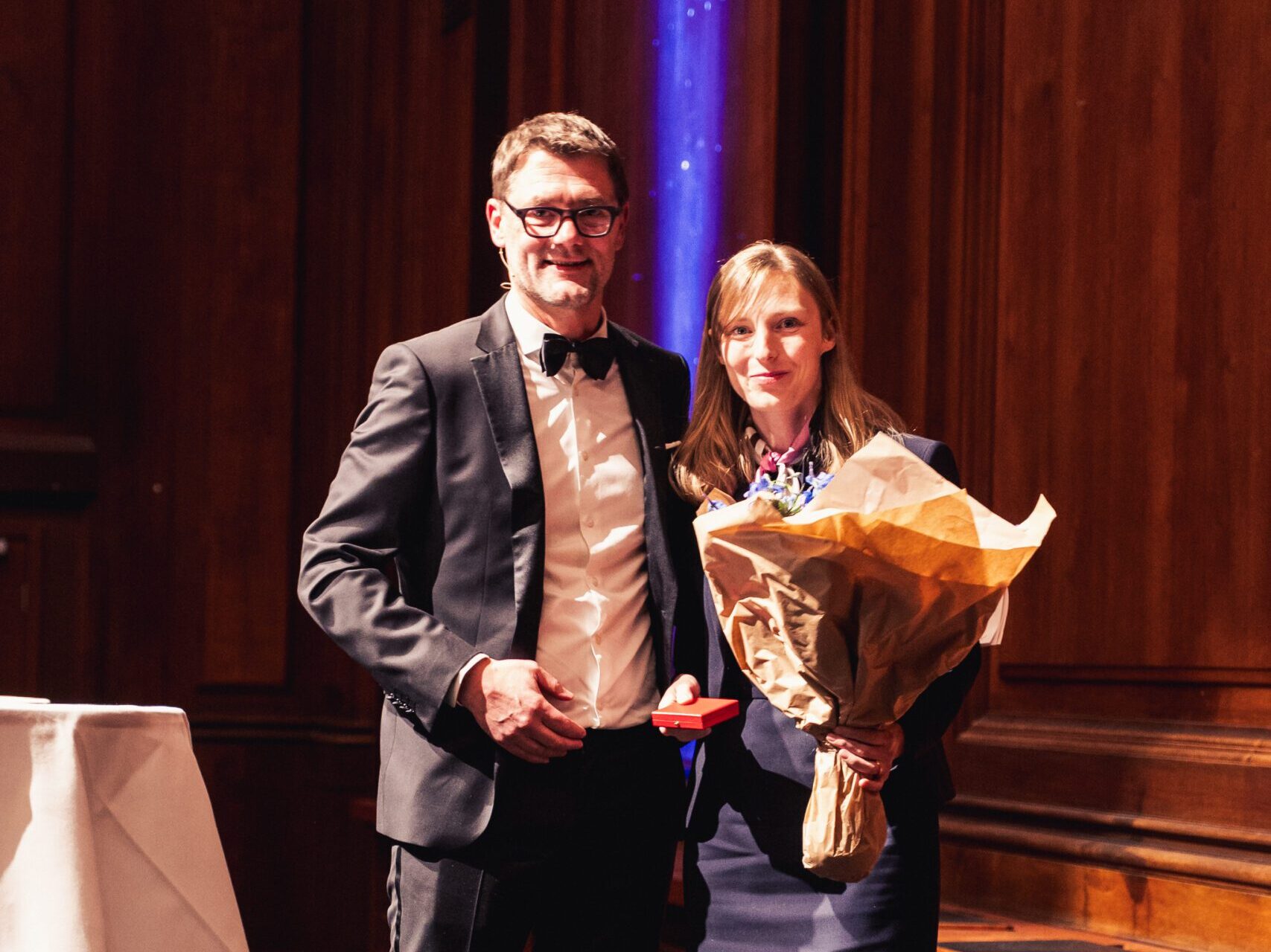 Jakob Roland Munch, Chair of DSEB’s Prize Committee, presents the 2025 Tietgen Prize to Associate Professor at Aarhus University, Sonja Perkovic.
